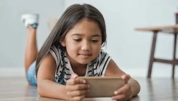 শিশুরা কীভাবে কতটা গ্যাজেট ব্যবহার করবে